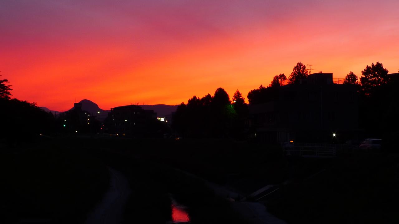 壁紙 美しい夕焼け 壁紙 1280x7 壁紙 夕焼け空 と 夕日 の きれいな壁紙 350 美しい風景 Naver まとめ