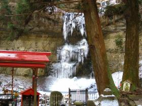 凍る三居沢の滝